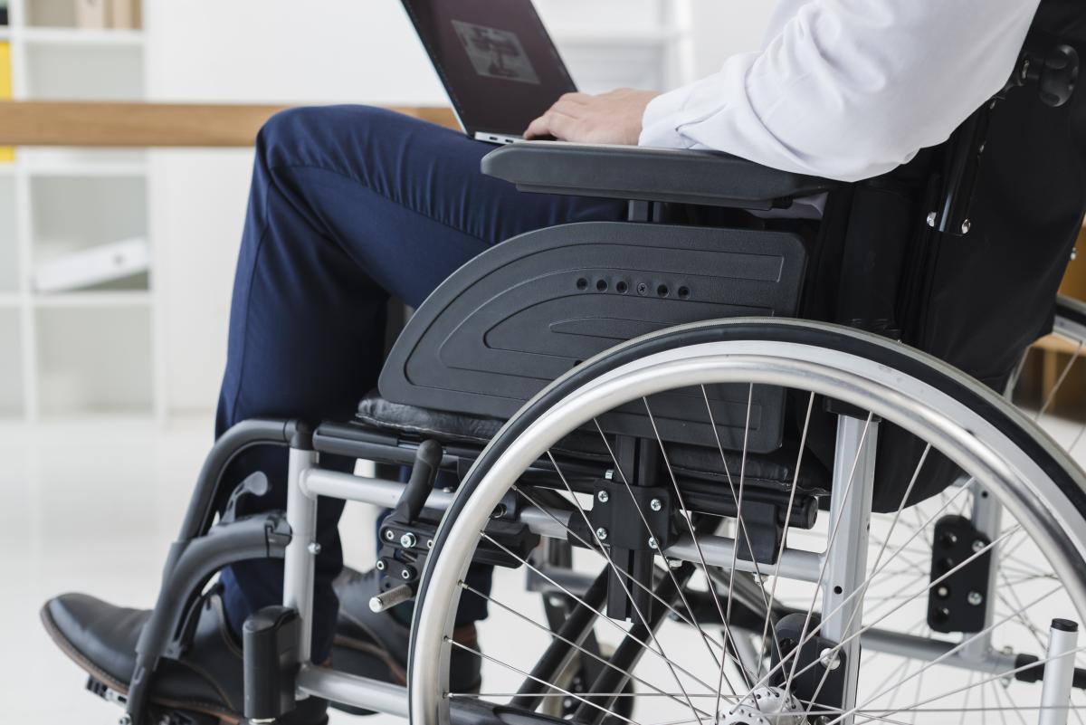photo fauteuil roulant avec quelqu'un assis 